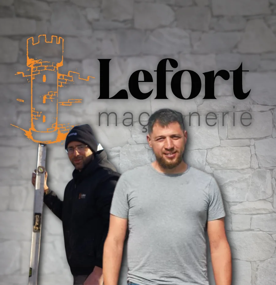 Clément et Guillaume LEFORT, artisans maçons, devant un mur en pierre