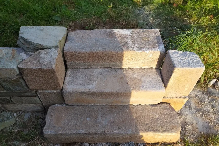 Escalier extérieur en pierre de taille appareillé dans un muret