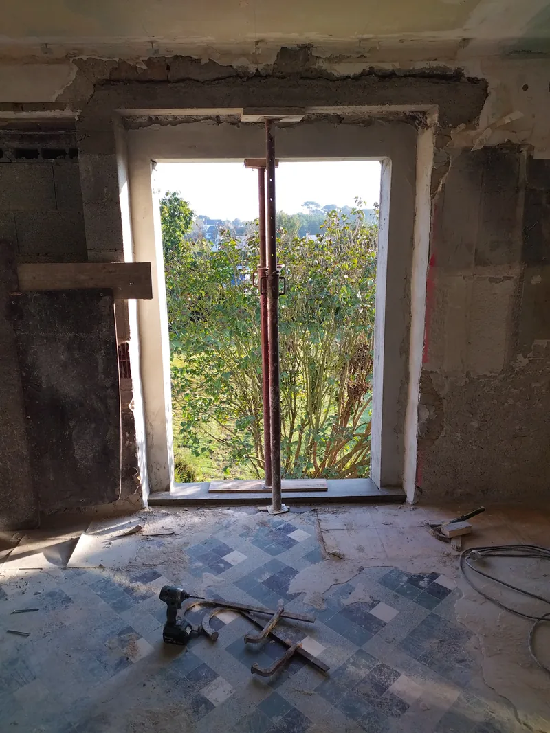 Ouverture percée dans un mur épais, étayée par un étai central, avant pose de la fenêtre