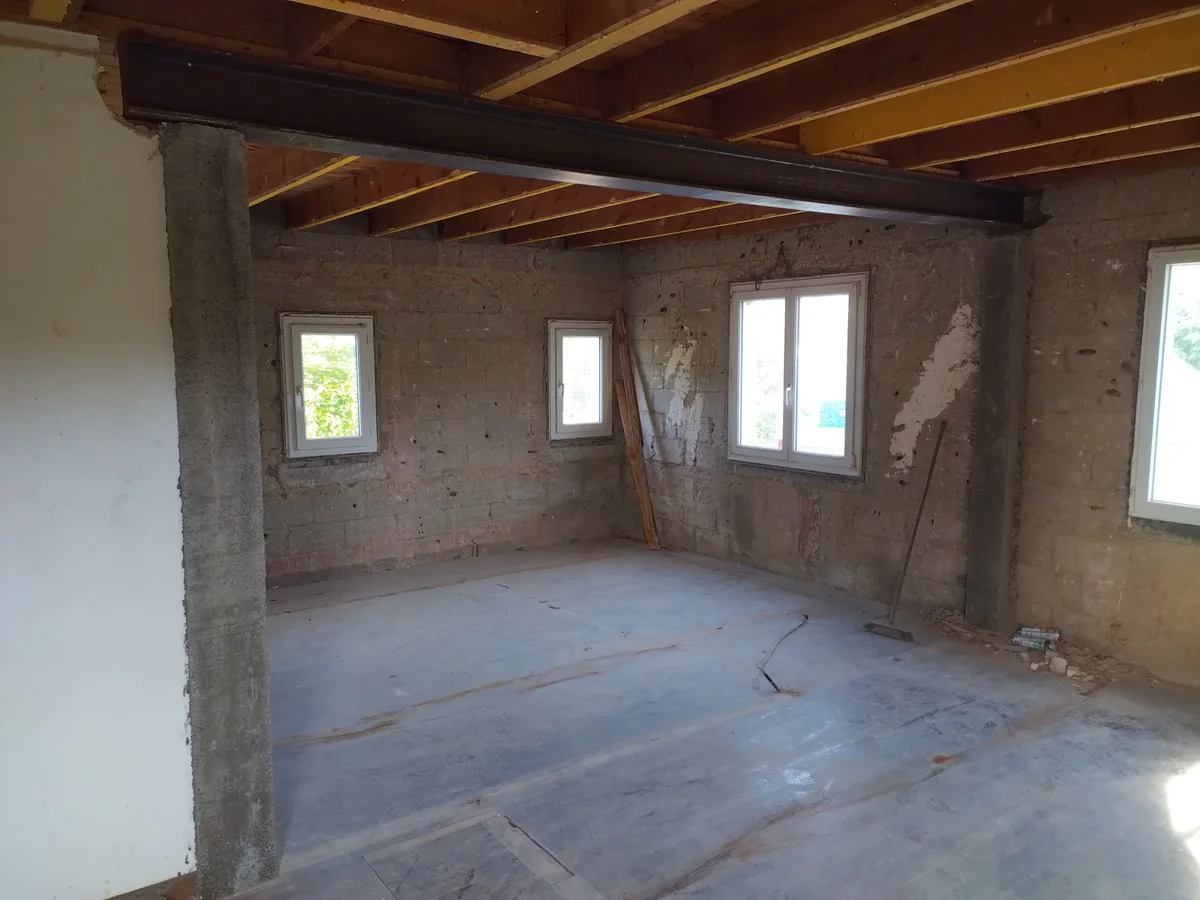 Poutre IPN posée sur deux jambages béton après ouverture d'un mur porteur intérieur