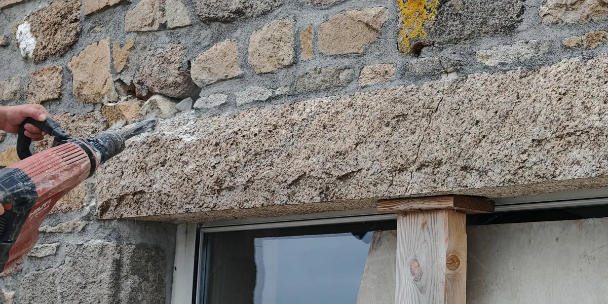Dégagement au marteau perforateur des joints autour d'un linteau en pierre fissuré
