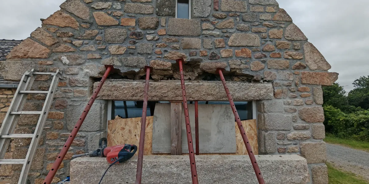 Ouverture étayée par quatre étais après retrait du linteau en pierre