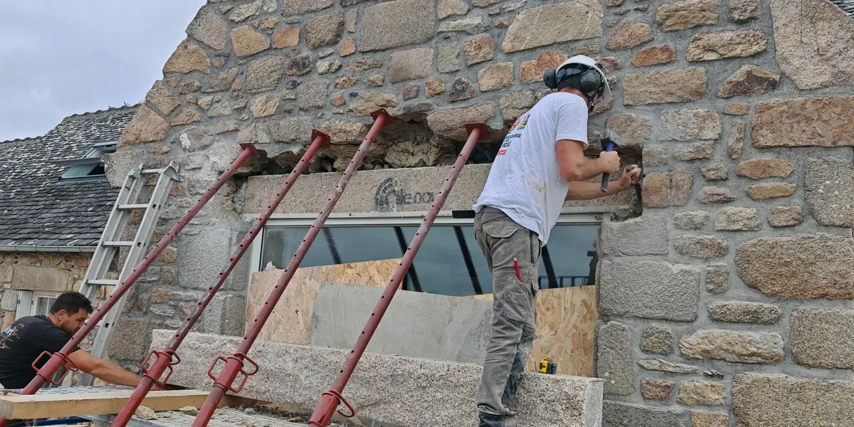 Maçon reprenant le jambage en pierre à la disqueuse, ouverture étayée