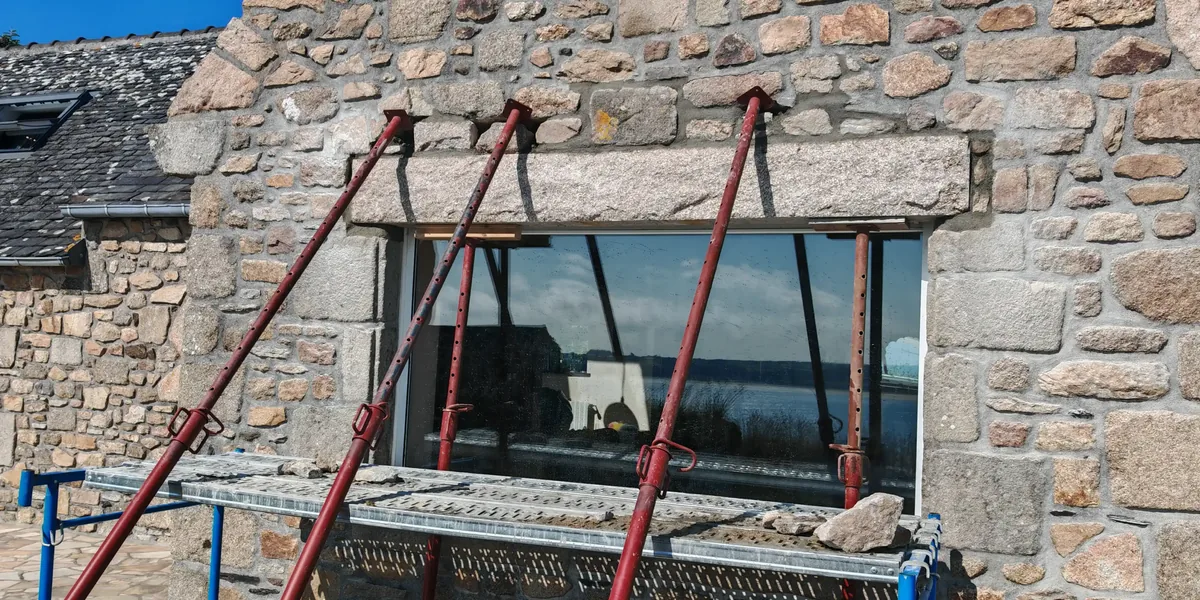 Linteau en granit neuf en place au-dessus de la fenêtre, fin de chantier