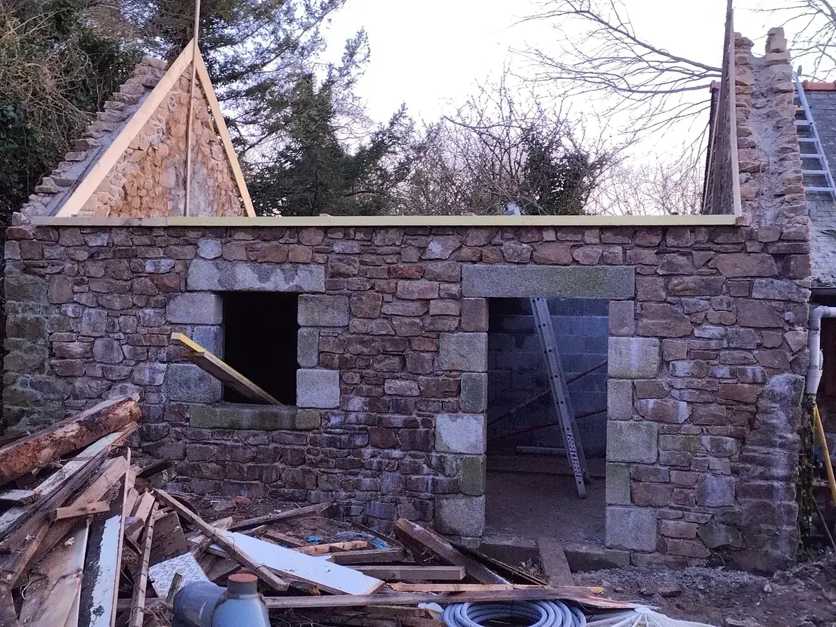 Dépendance en pierre découverte, arase de mur reprise et sablière bois posée, ouvertures à linteaux de granit